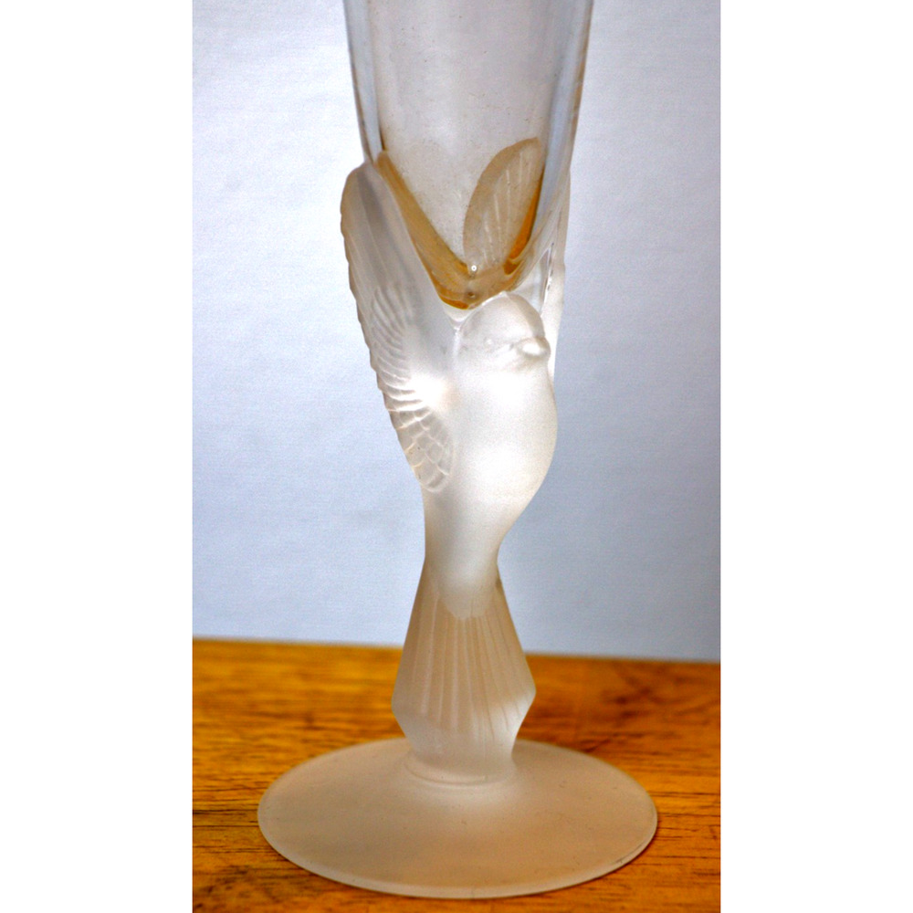 Sasaki Fluted Crystal Champagne Glass Sculpted Dove Base 9 5/8" Mid-Century Vase